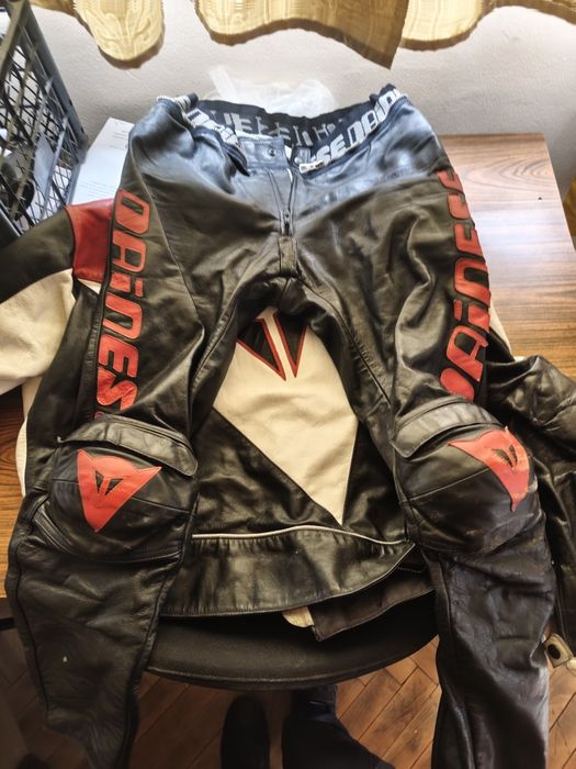 Vând costum moto marca Dainese, mărimea 52! Costumul necesita curățare!