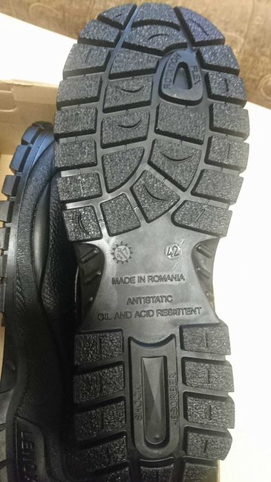 Продавам работни обувки-половинки