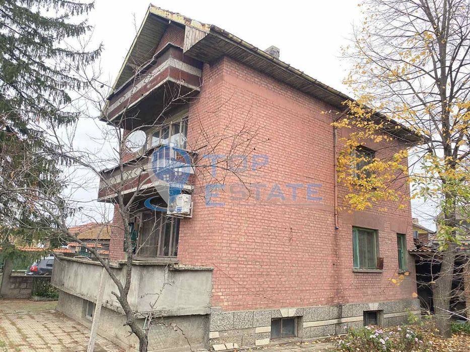 Масивна тухлена къща с гараж в гр. Горна Оряховица, област Велико Тър