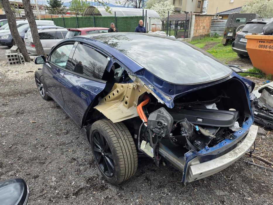 Tesla 3   -  21г. Цялаа за части