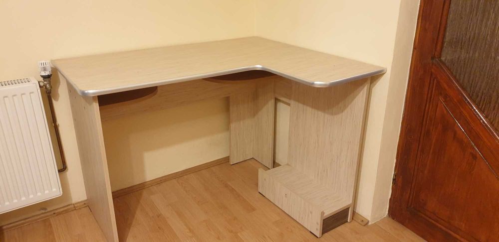 VAND birou in stare impecabila