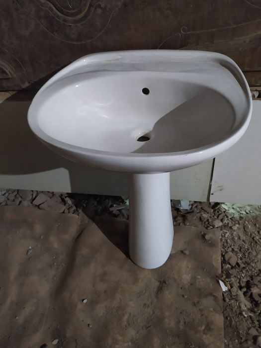 Продам раковину с подставкой фаянс