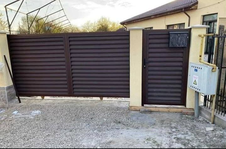 Construim garduri din șipcă metalică porți și alte modele de gard