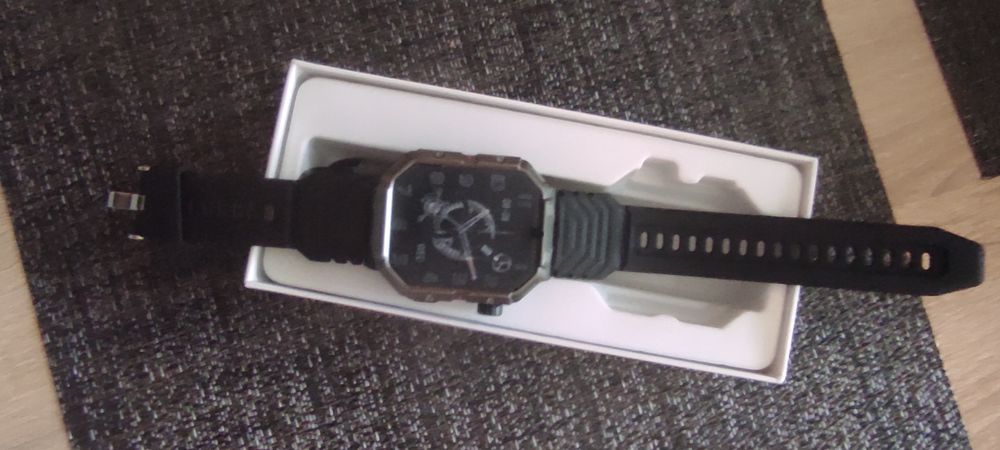 Продавам смарт часовник с функция за отговаряне на повикване