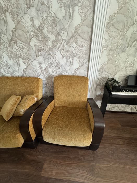 Продам диван и два кресла