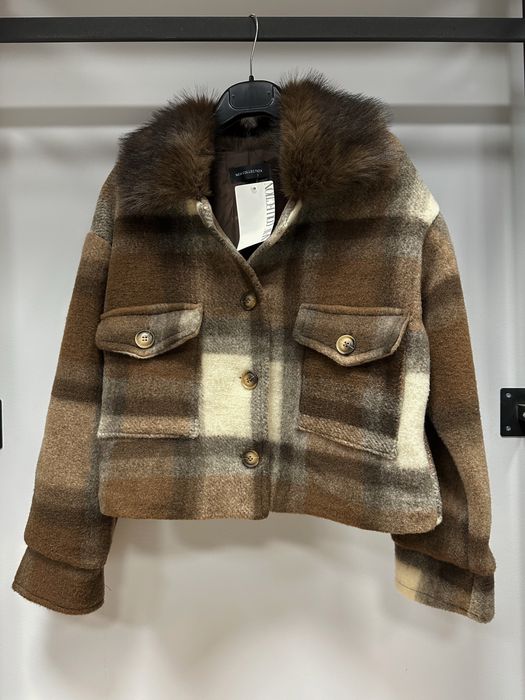 Дамско палто с пухена яка каре