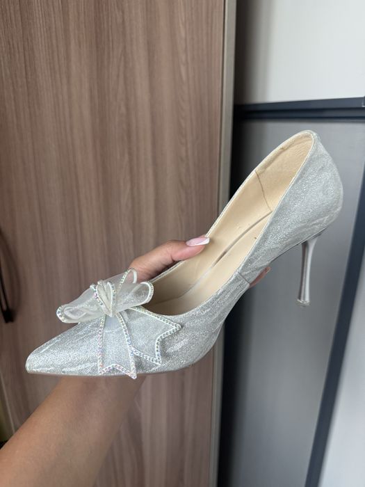 Продам серебристые туфли