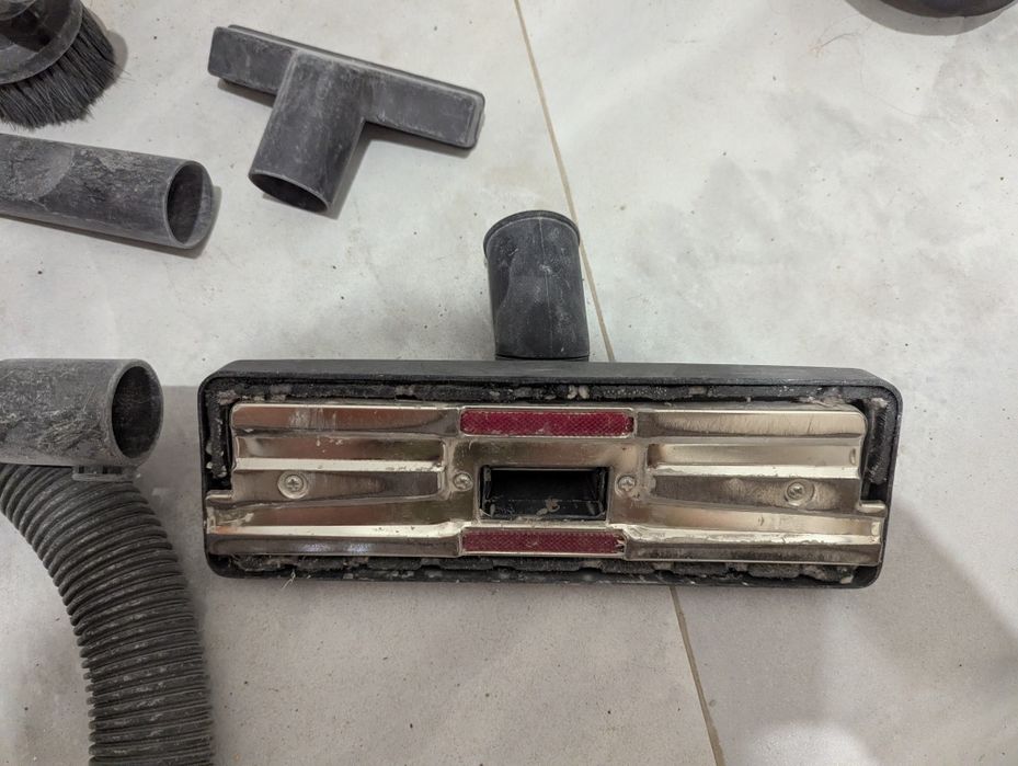 Шланг от пылесоса и три насадки