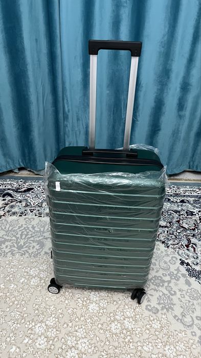 Продам чемодан.