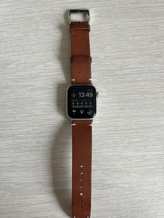 Продам Apple Watch SE