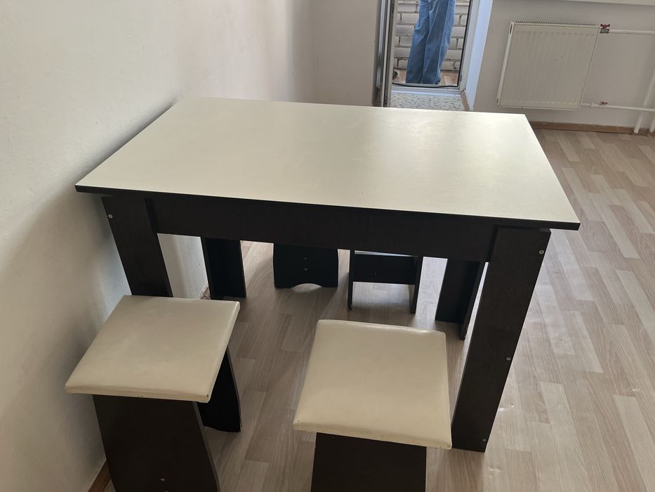 Продам стол и 4 табуретки