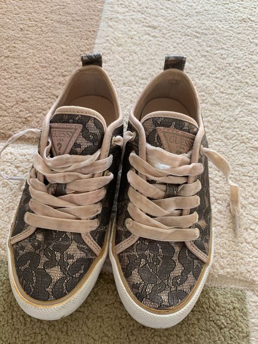 Tenesi guess cu imprimeu floral din dantelă