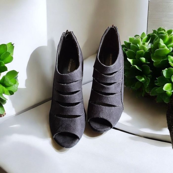 Летни сандали на висок ток