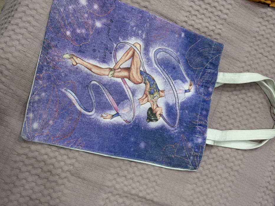 шопер с принтом гимнастки