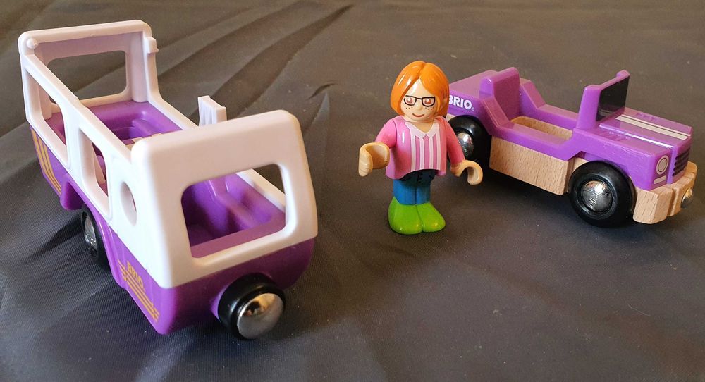 Set de la Brio masina cu remorca si figurina