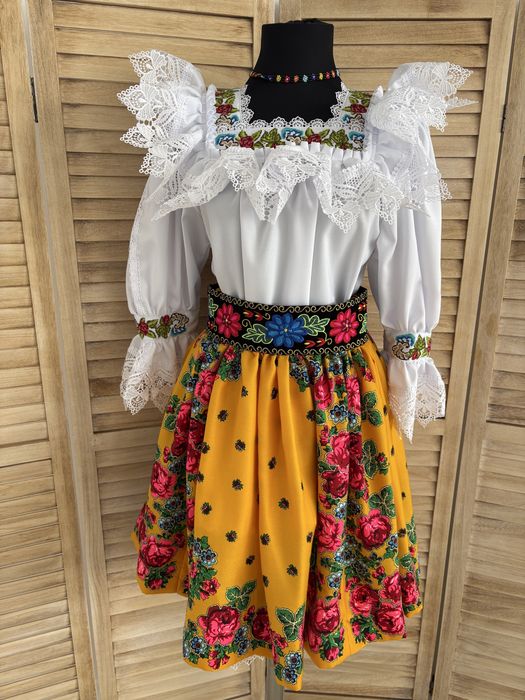 Costum popular pentru doamne și domnișoare de Maramureș complet