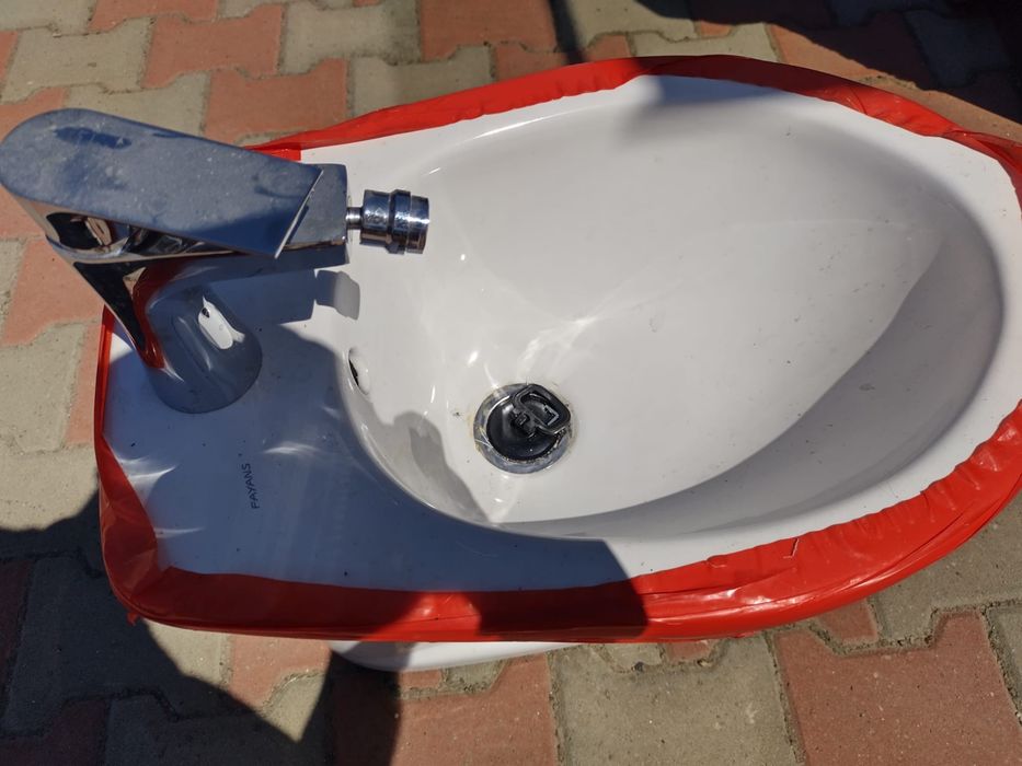 Bideu ceramic Fayans nou cu baterie si racorduri incluse