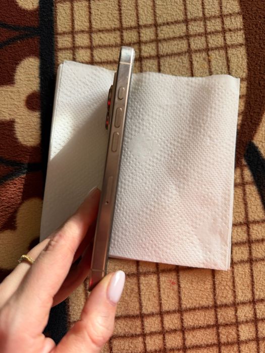 Vând 2 IPhone 16 pro , unul având bateria 95% iar celălat 90%