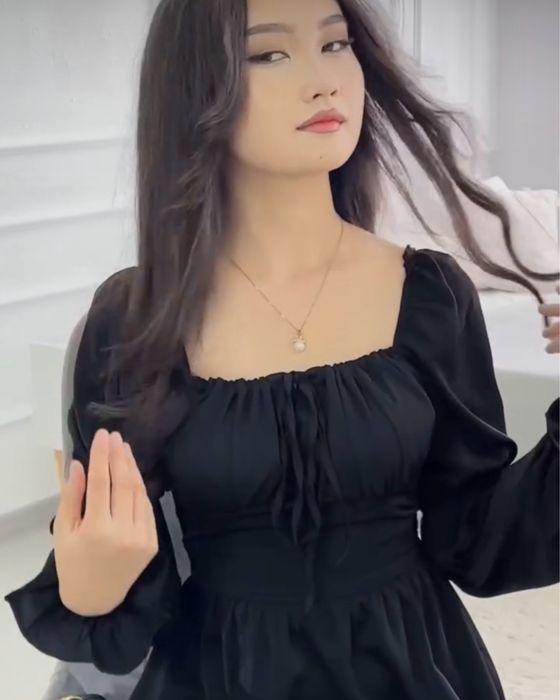 Короткое чёрное платье