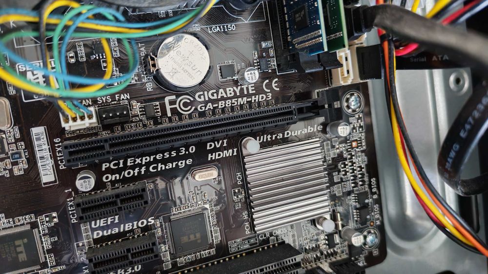 Продавам настолен компютър