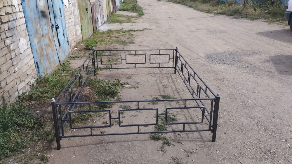 Продам цветочник на кладбище.