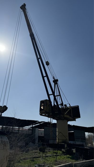 Кран релесами на ходу