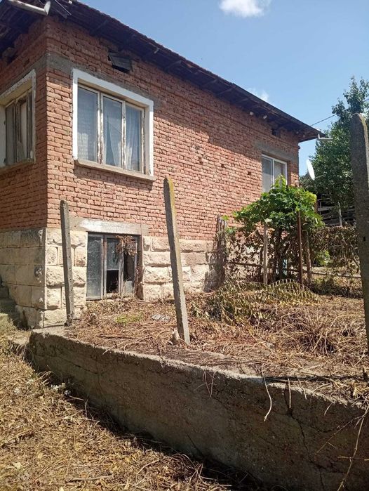 Продавам къща в с.Тръстеник