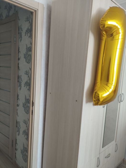 Продам шкаф вместительный с зеркалом