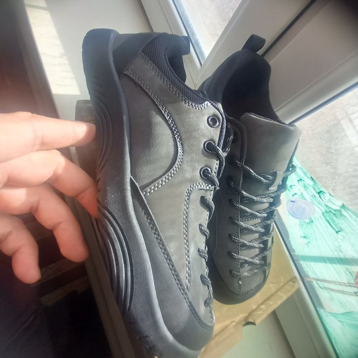 Кроссовка сатылады 42-размер 250000-сом новый