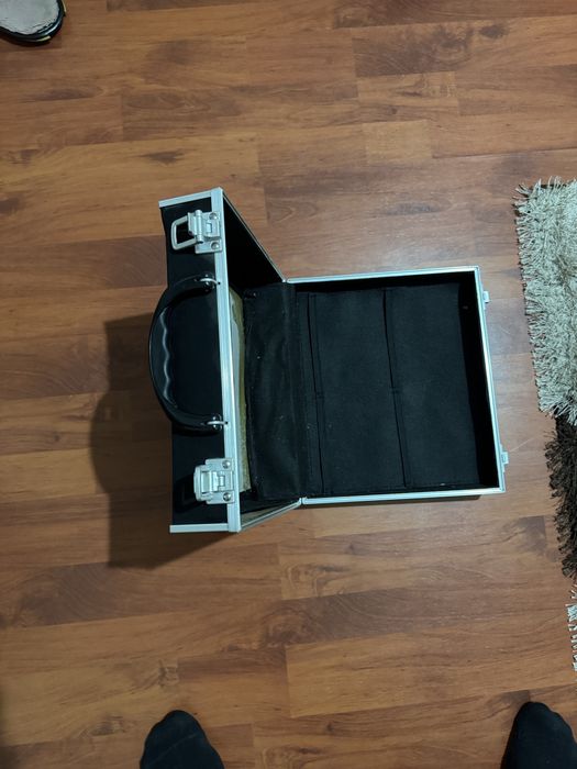 Servieta geanta 30 cm lungime 20 cm latime si 10 cm grosime