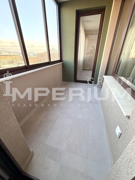 НОВ! Тристаен апартамент с ПАРКОМЯСТО под наем - Затворен комплекс в