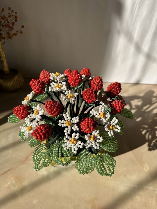 Клубника из бисера, цветы из бисера