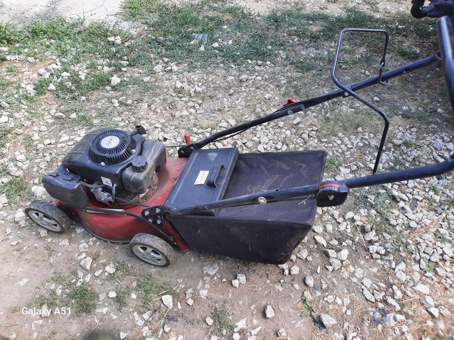 Бензинова косачка за трева.