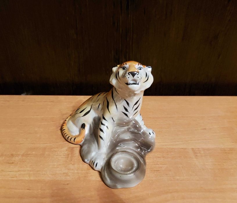 Тигр — фарфоровая статуэтка
