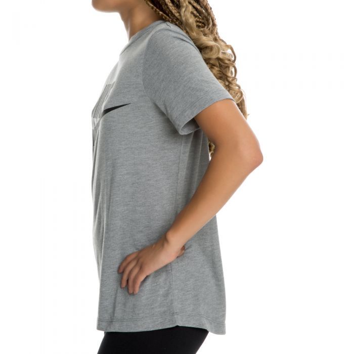 Нова дамска тениска Nike Essential