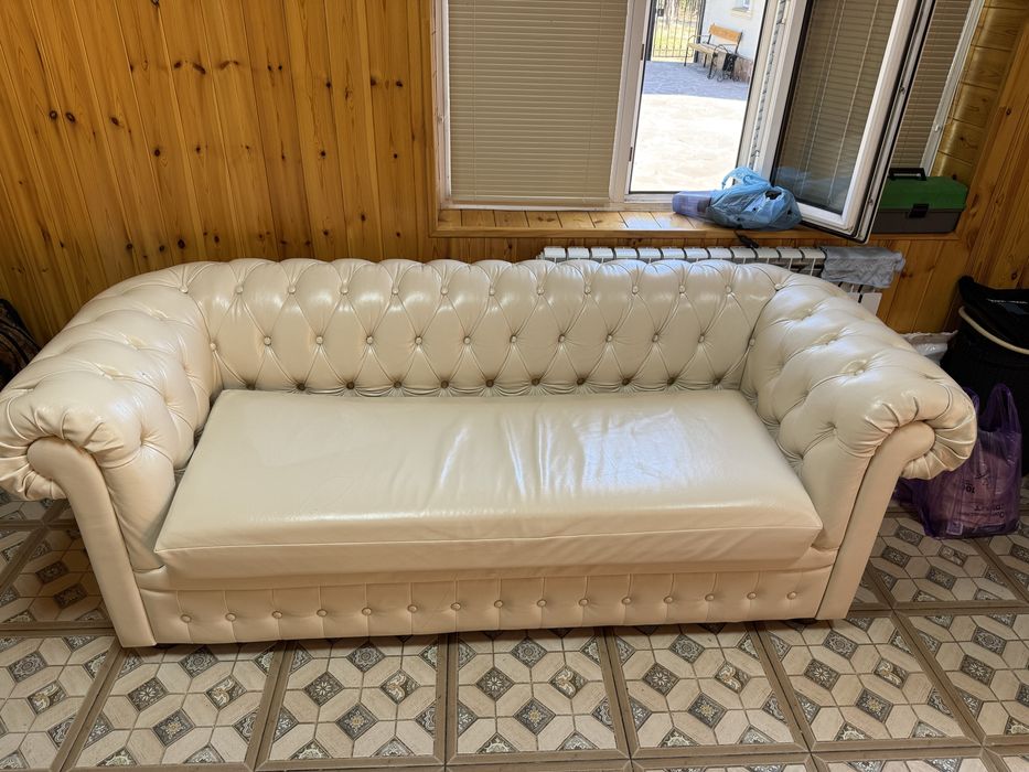 Диван белый отличный