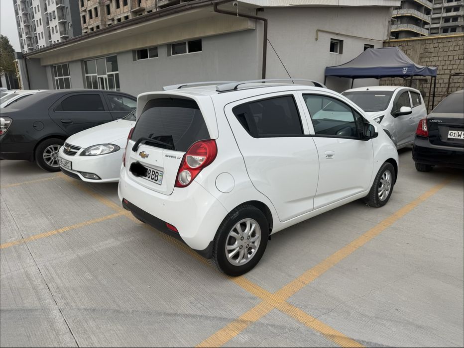 Автомобиль Спарк белый