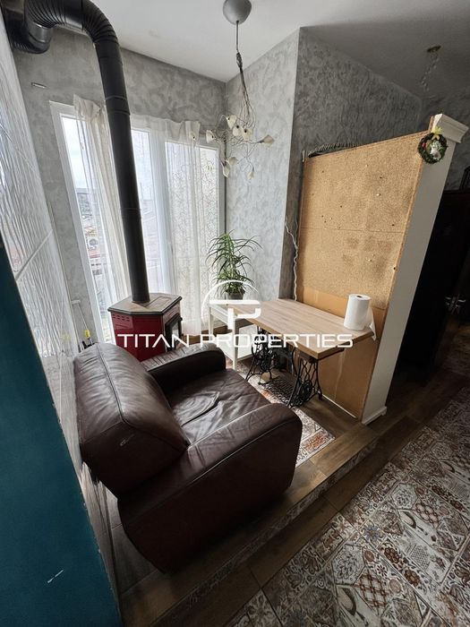 Тристаен апартамент в ж.к Възраждане