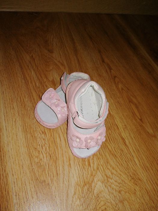 Продавам сет бебешки обувки