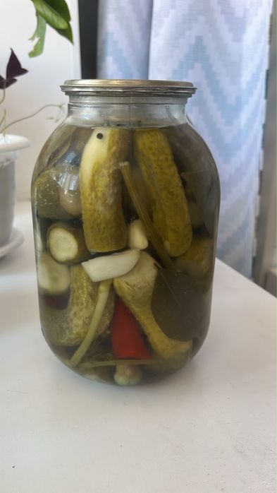 хрустящий соленый огурец