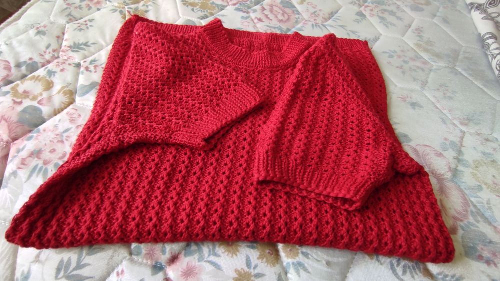 Две плетени блузи