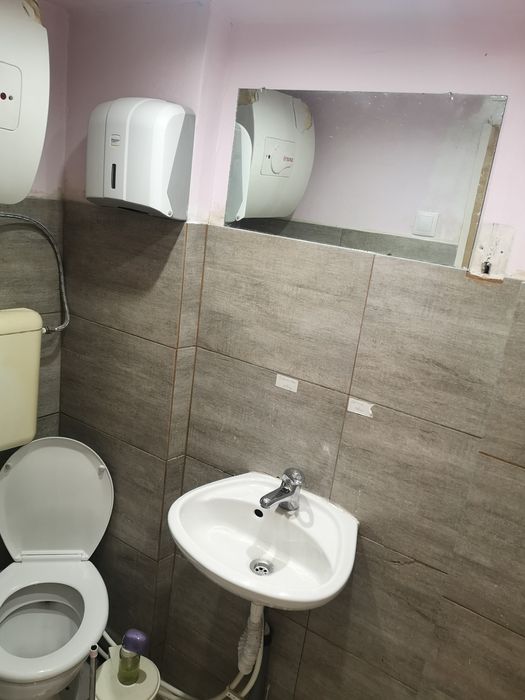 Ofer spre închiriere spațiu comercial