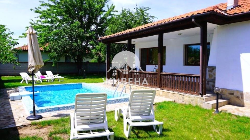 Продава къща с басейн, с.Соколово, обл. Добрич