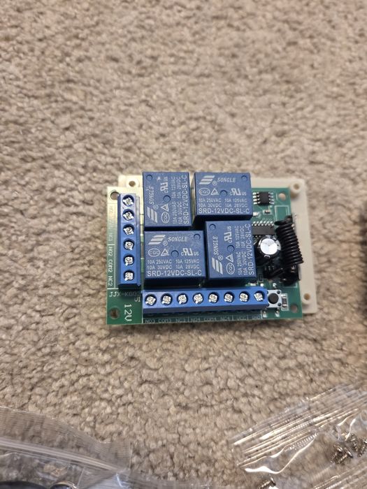 Comutator telecomandat cu releu wireless 433MHz, 4 canale, DC 12V.  Cu 3 telecomenzi.