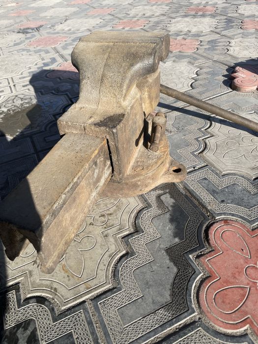 Тиски советские большие