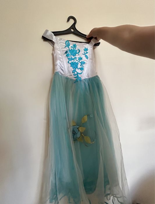 нежно голубое платье.