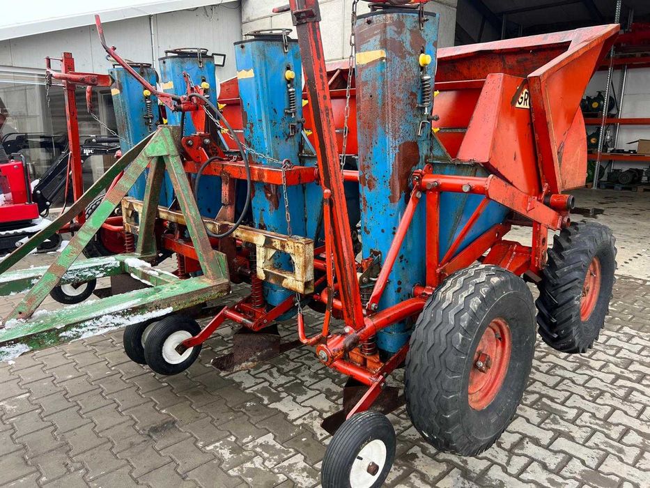 Plantator cartofi Gruse 4 rânduri  + Marcatoare si Cupe duble