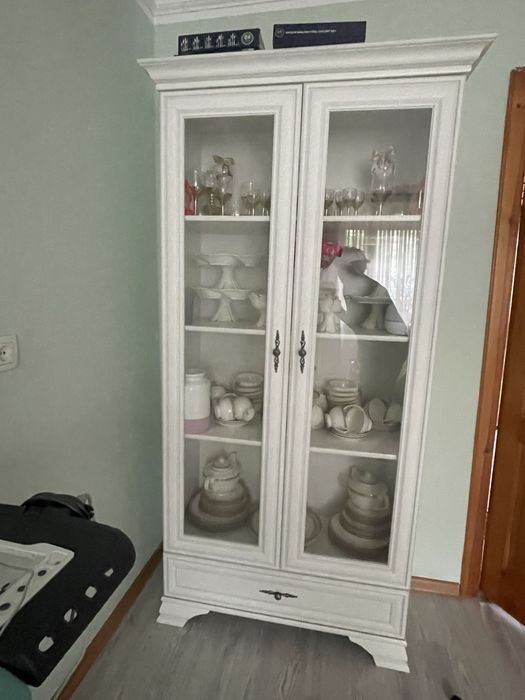 Мебель шкафы, диваны, стулья, стол, комоды, прихожка, зеркало тумба