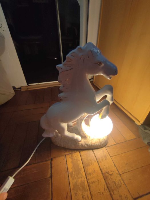 Lampa cal de portelan