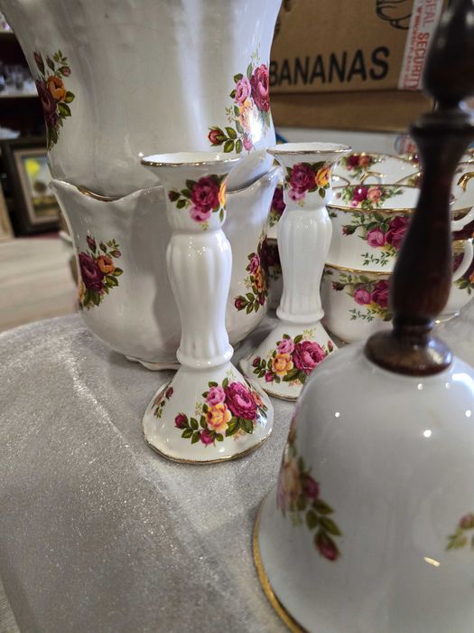 Royal Albert Old Country Rouses  - Колекционерски порцелан !
